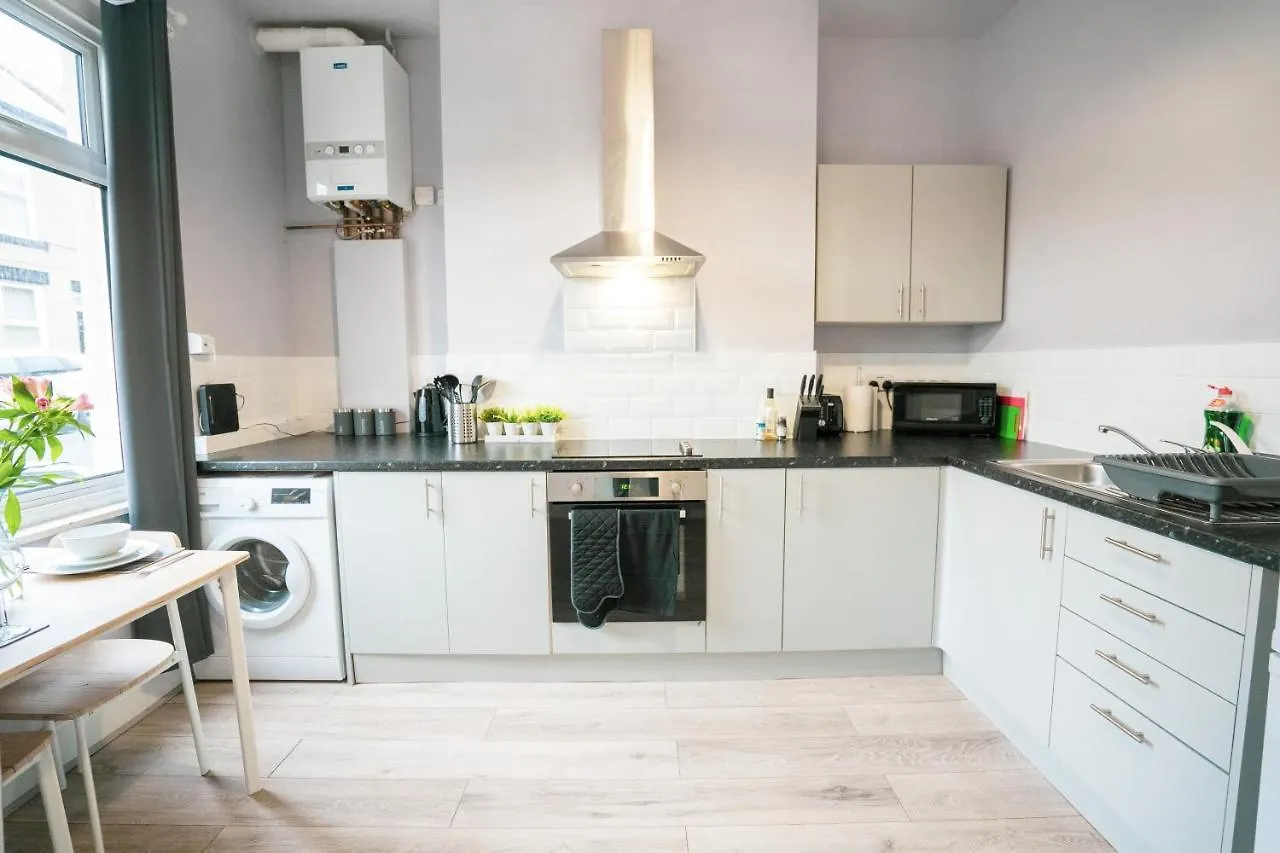Feriehus Sheffield Contractors Stays- Sleeps 6, 3 Bed 3 Bath House. Managed By Chique Properties Ltd Brightside