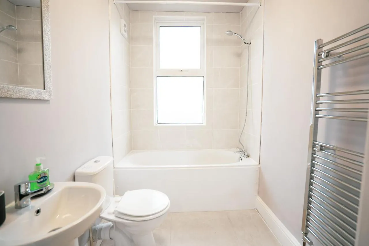 Sheffield Contractors Stays- Sleeps 6, 3 Bed 3 Bath House. Managed By Chique Properties Ltd Brightside Storbritannien