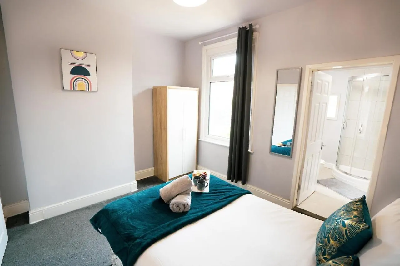 Feriehus Sheffield Contractors Stays- Sleeps 6, 3 Bed 3 Bath House. Managed By Chique Properties Ltd Brightside