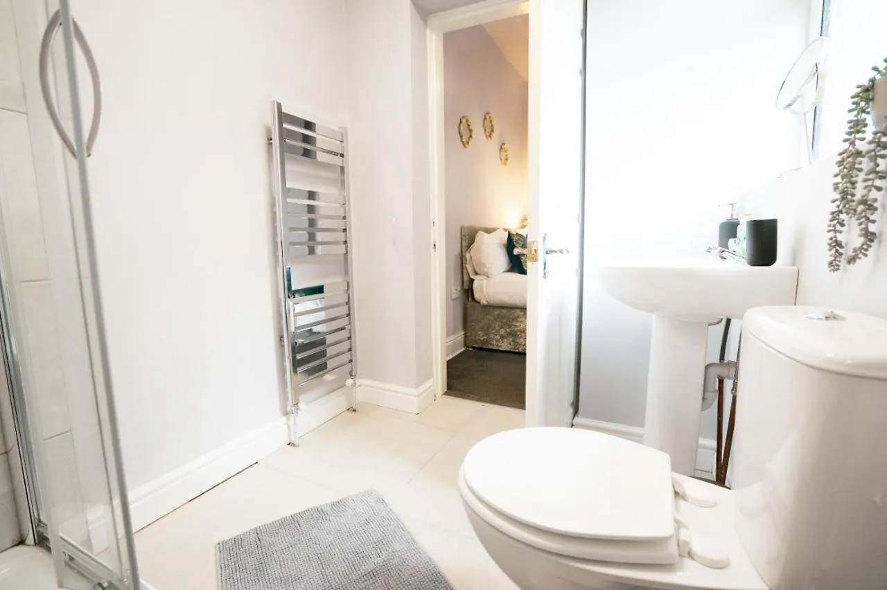Sheffield Contractors Stays- Sleeps 6, 3 Bed 3 Bath House. Managed By Chique Properties Ltd Brightside Feriehus