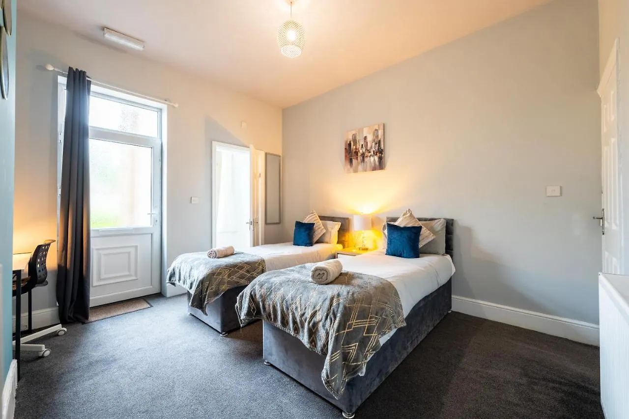 Sheffield Contractors Stays- Sleeps 6, 3 Bed 3 Bath House. Managed By Chique Properties Ltd Brightside Storbritannien