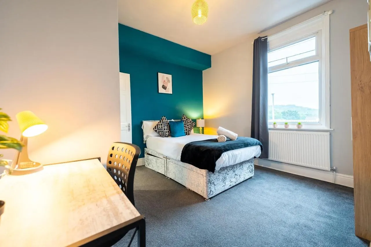 Sheffield Contractors Stays- Sleeps 6, 3 Bed 3 Bath House. Managed By Chique Properties Ltd Brightside Royaume-Uni