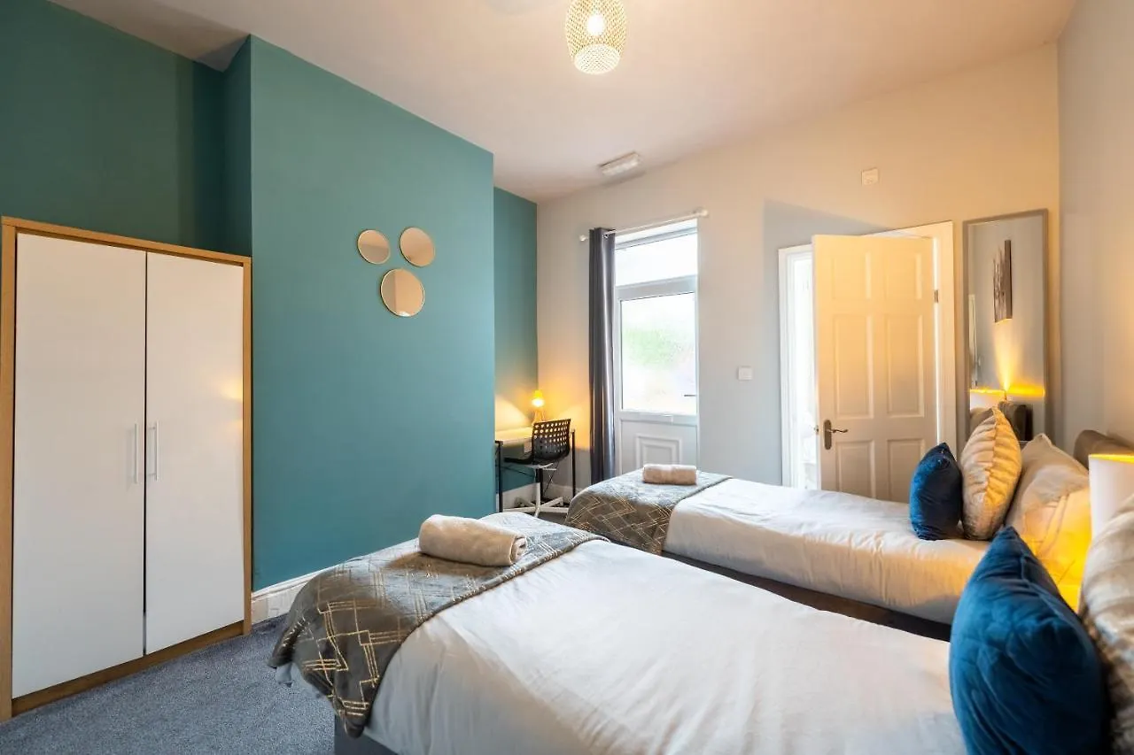 Sheffield Contractors Stays- Sleeps 6, 3 Bed 3 Bath House. Managed By Chique Properties Ltd Brightside Hébergement de vacances