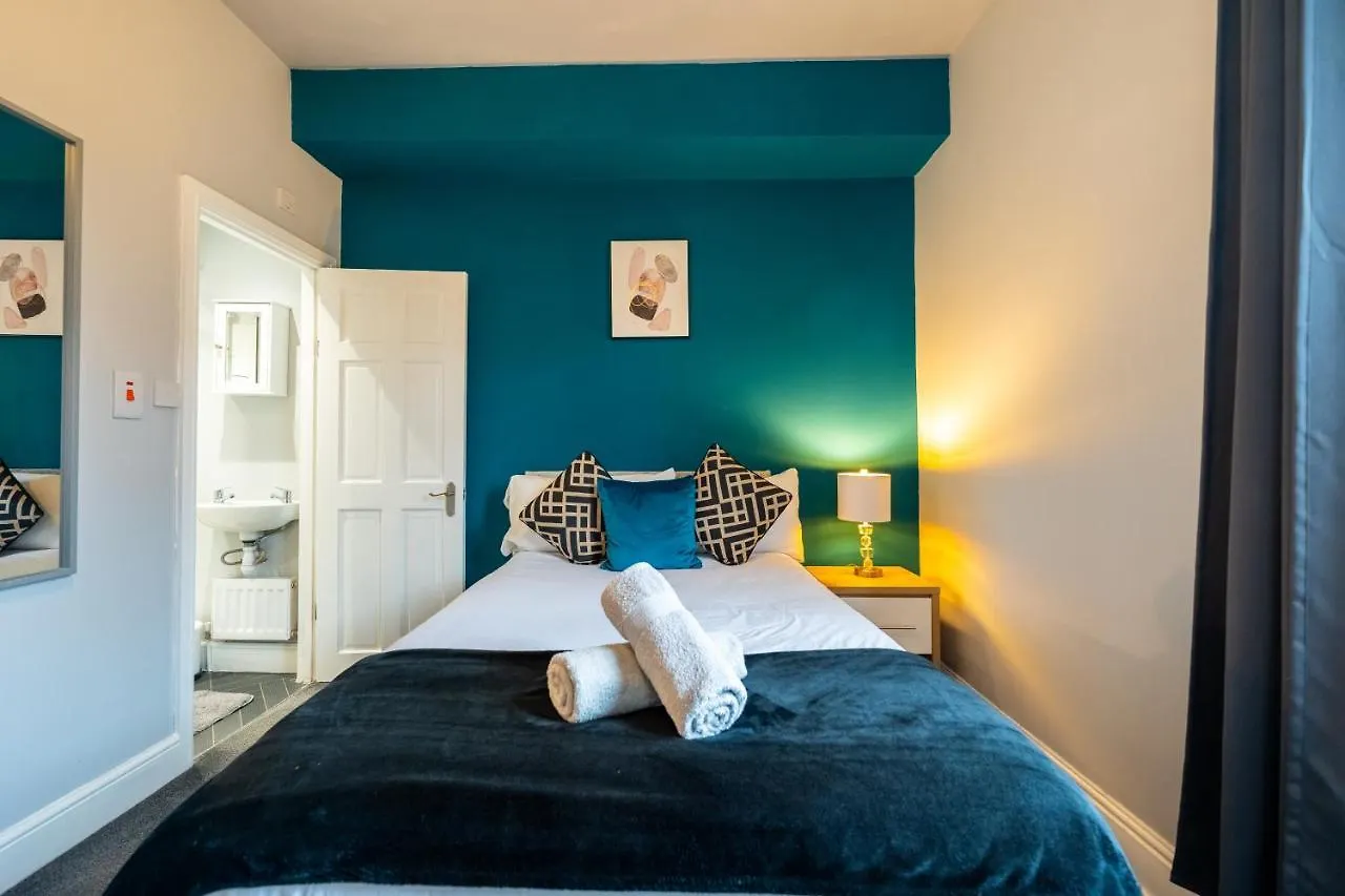 Sheffield Contractors Stays- Sleeps 6, 3 Bed 3 Bath House. Managed By Chique Properties Ltd Brightside Royaume-Uni