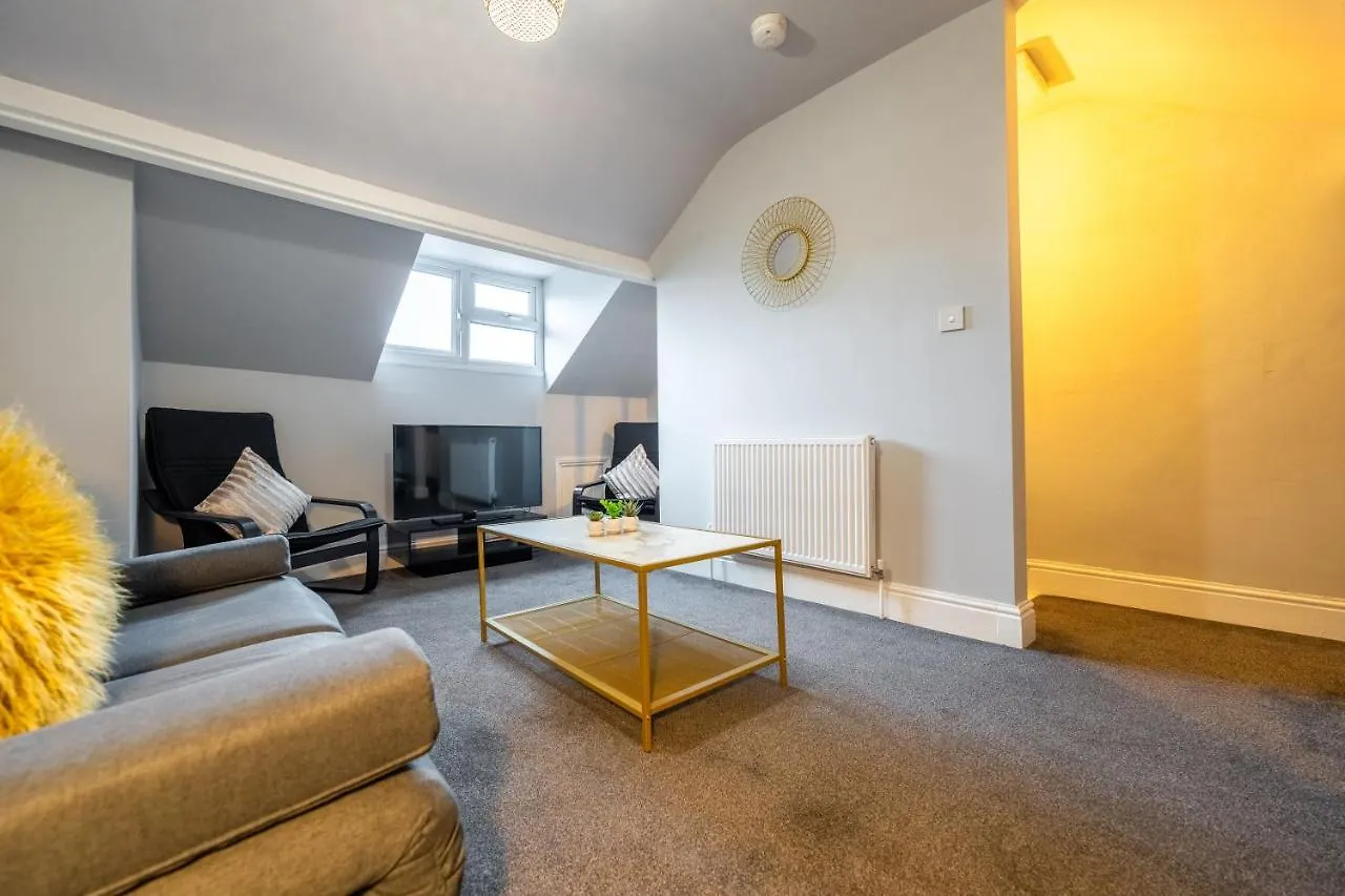 Sheffield Contractors Stays- Sleeps 6, 3 Bed 3 Bath House. Managed By Chique Properties Ltd Brightside
