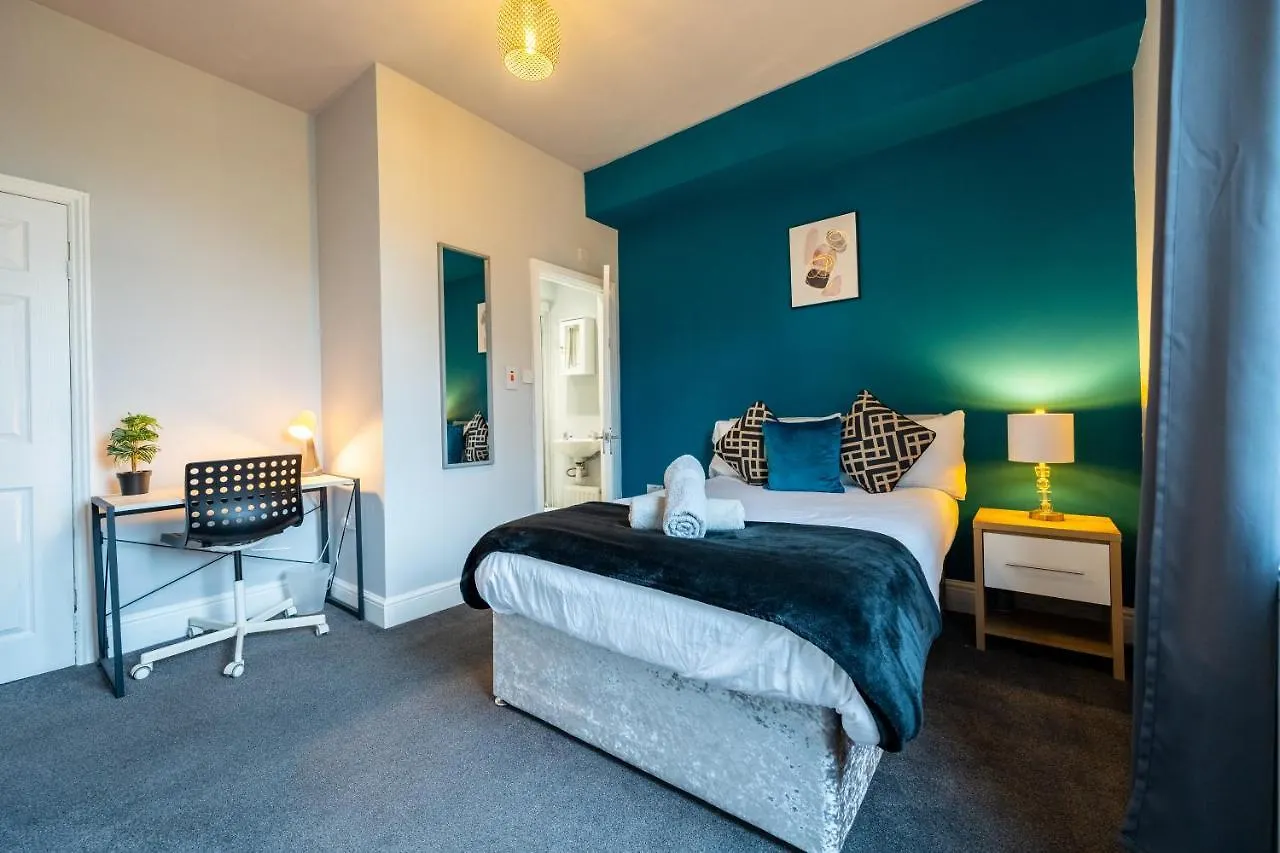 Sheffield Contractors Stays- Sleeps 6, 3 Bed 3 Bath House. Managed By Chique Properties Ltd Brightside