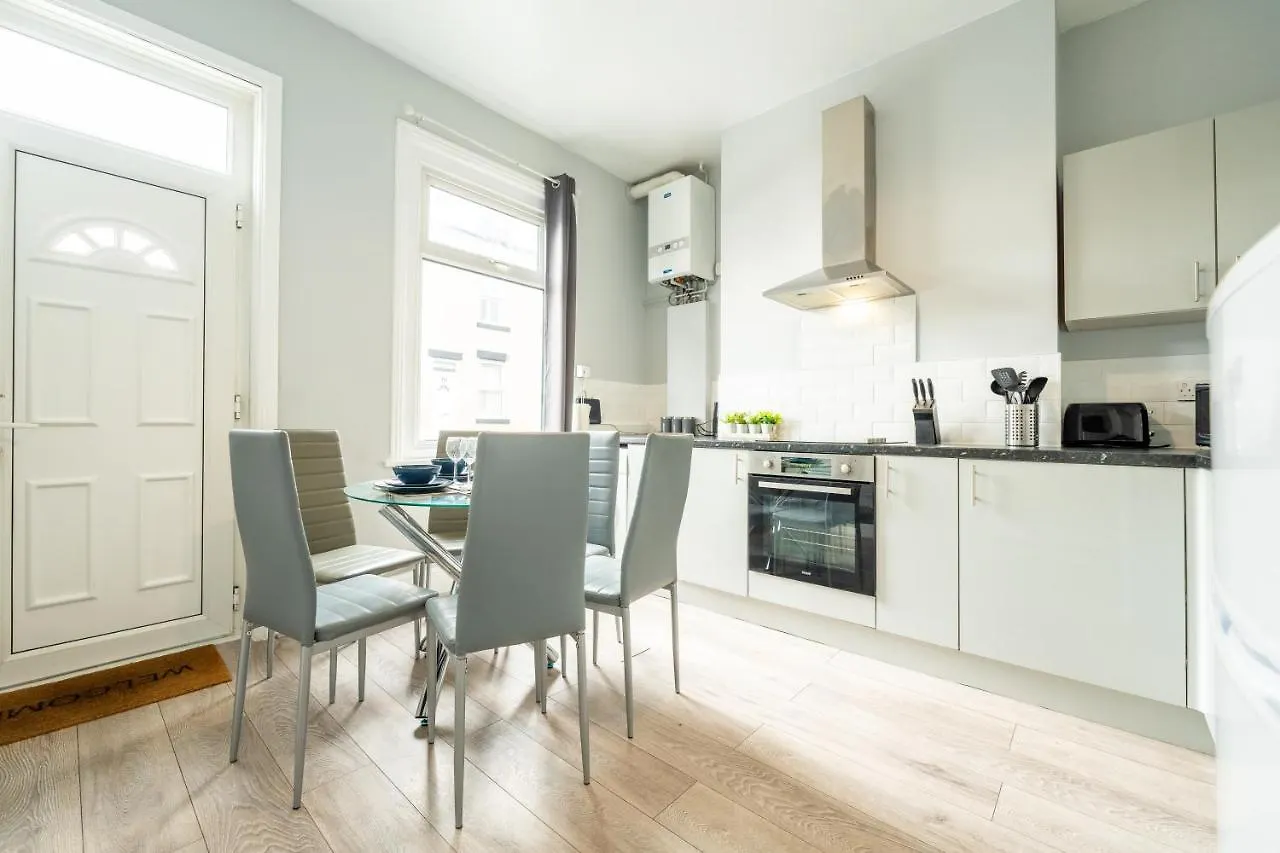 Sheffield Contractors Stays- Sleeps 6, 3 Bed 3 Bath House. Managed By Chique Properties Ltd Brightside Feriehus