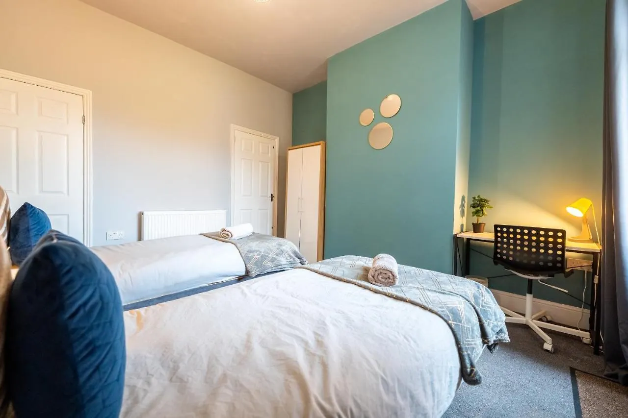 Sheffield Contractors Stays- Sleeps 6, 3 Bed 3 Bath House. Managed By Chique Properties Ltd Brightside Feriehus